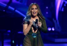 Jennifer Lopez Takes Home The ‘Icon Award’ at 2022 American Music Awards